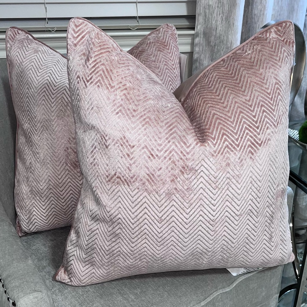 1-NWT CASA DECOR BLUSH PINK CHEVRON DECORATIVE PILLOW